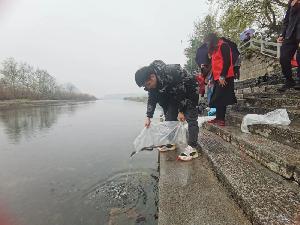 廣西建工四建公司團委開展“學(xué)雷鋒.守護漓江增殖放生”主題活動